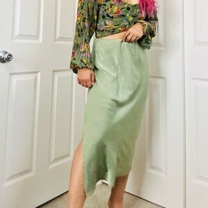 Chic Green Midi Pencil Skirt with Stylish Slit